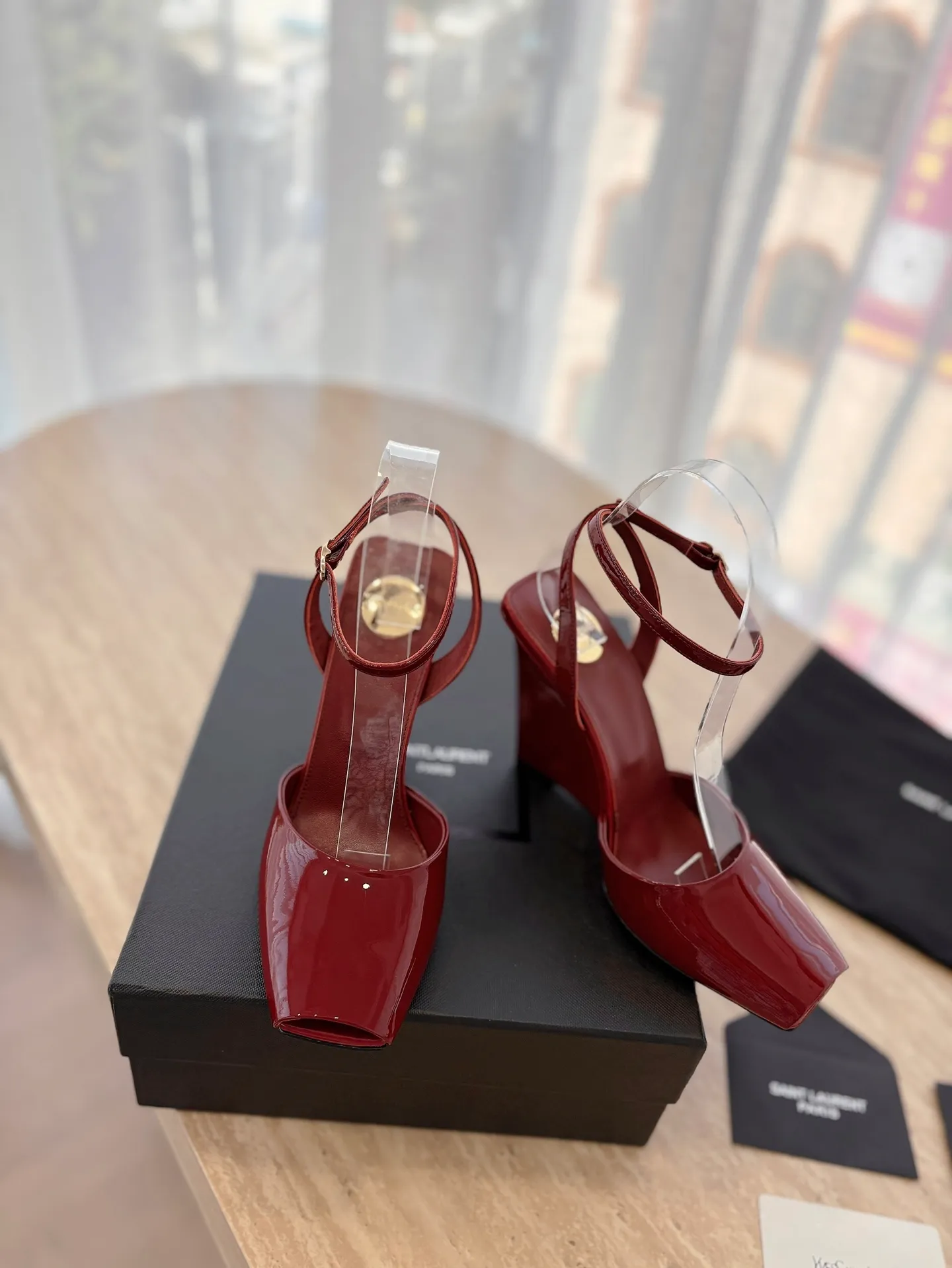 👟👟Ex-factory price 600👟👟 High version "SAINT LAUREN*" Saint Laurent ysl 25ss/new spring and summer catwalk style large rhinestone high-heeled shoes and sandals. Only YSL understands women's hearts best and does not accept refutation. It is a super invincible feminine artifact and a must-have for women (z-product full-body customization, own molded hardware accessories, perfect consistency). Compare the differences between pictures and goods on the market. ✔Upper: Customized imported silk ✔Lining: Imported 🐑Sheep leather ✔Sole: Imported genuine leather outsole ✔Heel height: 10.5cm ✔Number of yards: 35-39 (40 can be customized and non-returnable) (Full set of packaging)